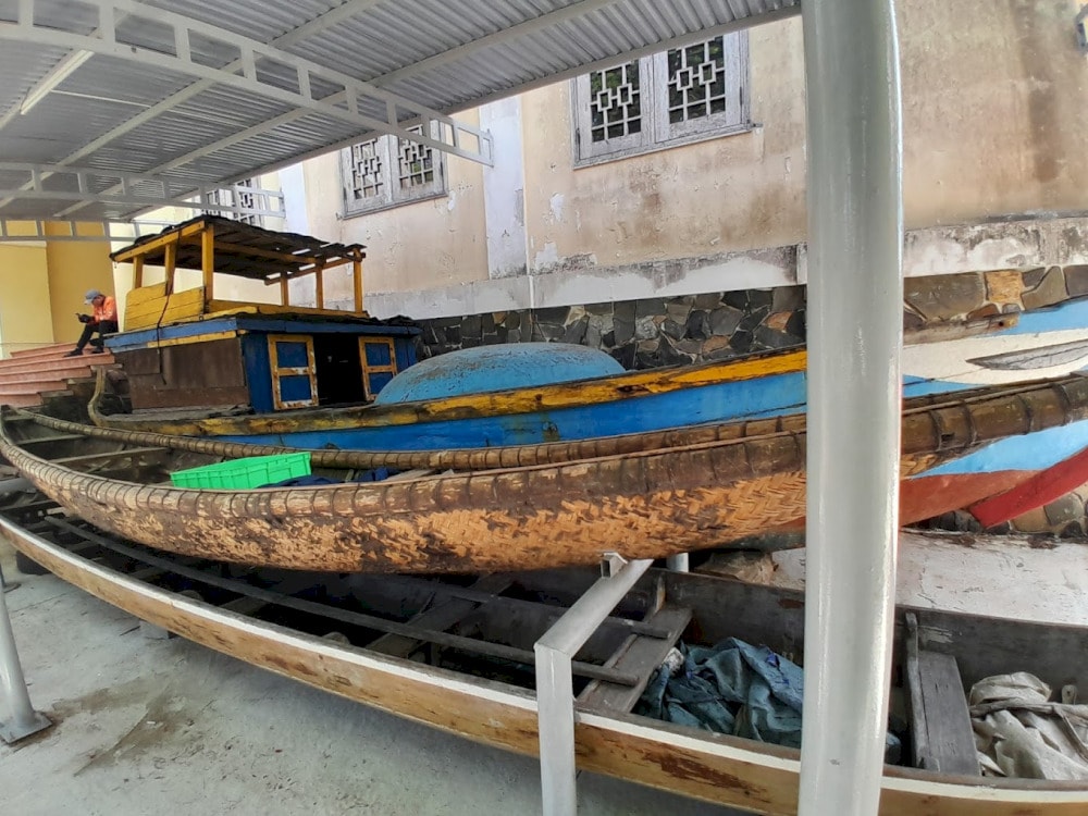 Images of traditional wooden boats handcrafted